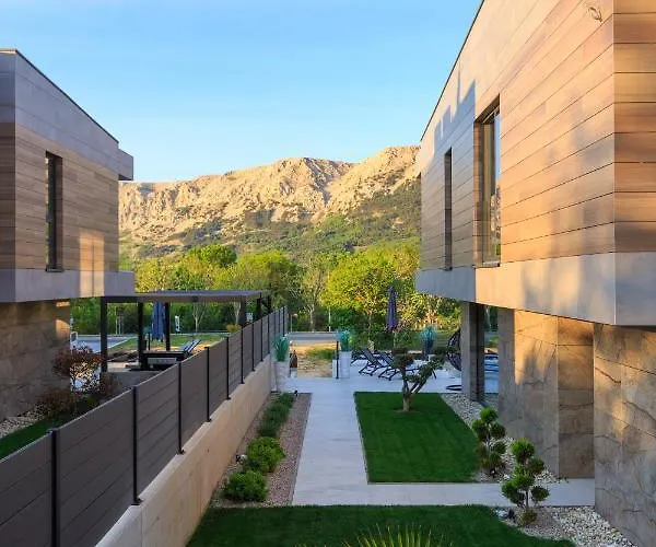 Modern With Private Pool Near The Sea