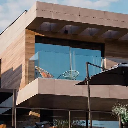 Modern With Private Pool Near The Sea
